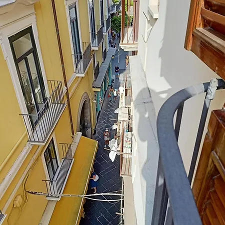 Alleyway Apartment *